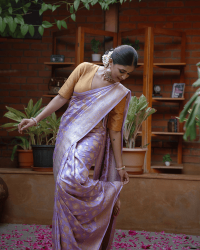 Intricately woven kadwa jangla weave on a pure silk base in pastel tones - KALUVA